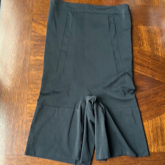SPANX ONCORE HIGH WAIST MID-THIGH SHORT - Picture 3 of 14